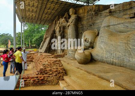 Polonnaruwa, Sri Lanka - Février 2020: Les touristes visitant les statues de Bouddha à gal Vihara le 12 février 2020 à Polonnaruwa, Sri Lanka. Banque D'Images