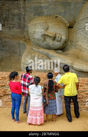 Polonnaruwa, Sri Lanka - Février 2020: Les touristes visitant les statues de Bouddha à gal Vihara le 12 février 2020 à Polonnaruwa, Sri Lanka. Banque D'Images