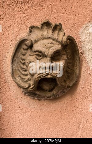 Tête en pierre d'un homme barbu dans un vieux bâtiment de la ville historique Banque D'Images