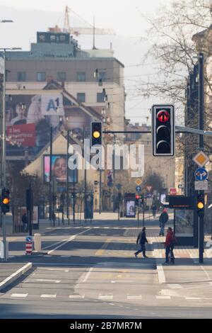 Ljubljana, Slovénie - 17 mars 2020 : feux rouges et jaunes au centre-ville de Ljubljana, Slovénie sur des rues presque vides avec peu de personnes pendant le Banque D'Images