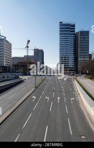 Ljubljana, Slovénie - 17 mars 2020 : rues presque désertées du centre-ville de Ljubljana en raison de la pandémie mondiale de Coronavirus Covid-19. Banque D'Images