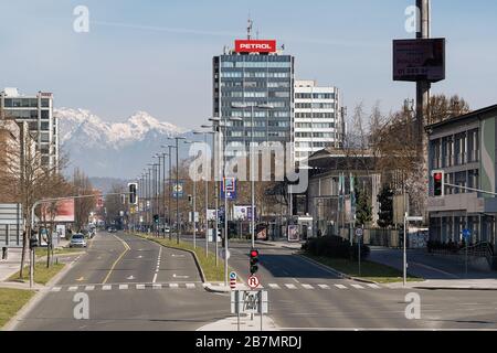 Ljubljana, Slovénie - 17 mars 2020 : Vider la rue Dunajska au centre-ville de Ljubljana, Slovénie à cause de la pandémie mondiale de Coronavirus Covid-19. Banque D'Images