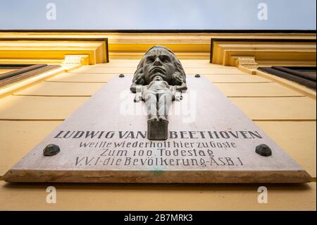 Vienne, Autriche - 8 mars 2020: Plaque Ludwig van Beethoven à Jedlesee Vienne. Cette plaque se trouve sur une ancienne maison où Ludwig van Beethoven s'était servi vis-à-vis Banque D'Images