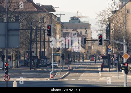 Ljubljana, Slovénie - 17 mars 2020 : des rues presque vides dans le centre-ville de Ljubljana, Slovénie avec peu de personnes durant l'épidémie de Coronavirus Covid-19 Banque D'Images