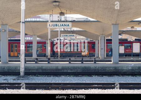 Ljubljana, Slovénie - 17 mars 2020 : plate-forme vide à la gare de Ljubljana avec bancs et train vacants pendant l'éclosion de Coronavirus Covid-19 Banque D'Images