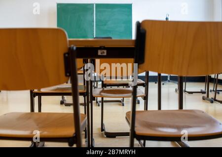 17 mars 2020, Saxe-Anhalt, Magdeburg: Les chaises inoccupées se trouvent dans une salle de classe abandonnée de l'école de grammaire Werner-von-Siemens. Depuis le début de la semaine, il n'y a plus de cours scolaires dans le pays en raison de la propagation du coronavirus. Photo: Klaus-Dietmar Gabbert/dpa-Zentralbild/dpa Banque D'Images