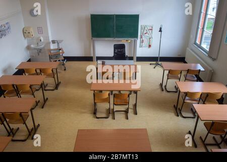 17 mars 2020, Saxe-Anhalt, Magdeburg: Les chaises inoccupées se trouvent dans une salle de classe abandonnée de l'école de grammaire Werner-von-Siemens. Depuis le début de la semaine, il n'y a plus eu de cours scolaires en Saxe-Anhalt en raison de la propagation du virus corona. Photo: Klaus-Dietmar Gabbert/dpa-Zentralbild/dpa Banque D'Images