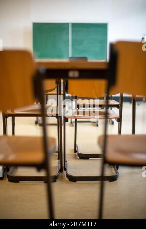 17 mars 2020, Saxe-Anhalt, Magdeburg: Les chaises inoccupées se trouvent dans une salle de classe abandonnée de l'école de grammaire Werner-von-Siemens. Depuis le début de la semaine, il n'y a plus eu de cours scolaires en Saxe-Anhalt en raison de la propagation du virus corona. Photo: Klaus-Dietmar Gabbert/dpa-Zentralbild/dpa Banque D'Images