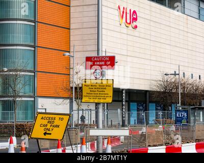 Travaux de voirie dus aux tramways vers les travaux de construction de Newhaven, Ocean terminal, Leith, Édimbourg, Écosse, Royaume-Uni avec logo vue cinéma Banque D'Images