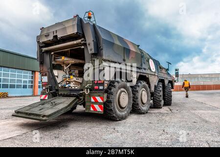 MUNSTER / ALLEMAGNE - 12 FÉVRIER 2020: Véhicule médical blindé allemand, GTK Boxer, de la Bundeswehr se tient sur une plate-forme. Banque D'Images