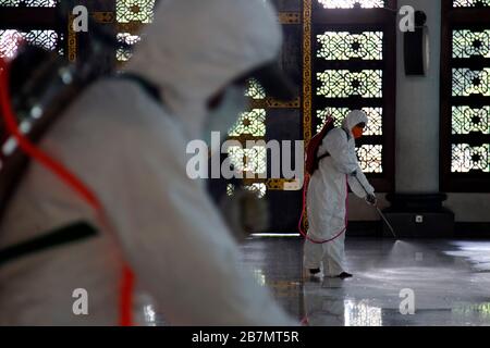 (200317) -- SURABAYA, 17 mars 2020 (Xinhua) -- désinfectant pour vaporisation du personnel à la Mosquée Al-Akbar à Surabaya, Indonésie, 17 mars 2020. Jusqu'à 38 nouveaux cas de coronavirus ont été confirmés en Indonésie, portant le nombre total dans le pays à 172, le porte-parole du gouvernement pour toutes les questions liées au coronavirus Achmad Yurianto a été cité mardi par la chaîne de télévision publique TVRI. (Photo de Dedy Instant/Xinhua) Banque D'Images