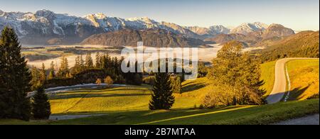 Matin brouillard dans la vallée dans les Alpes autrichiennes, éclairés par le soleil du matin Banque D'Images