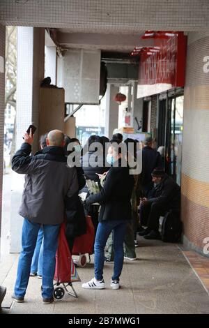 17 mars 2020: Paris, France de nombreuses personnes se trouvent dans les supermarchés d'un quartier asiatique, Belleville, avant que le gouvernement français ne reste à l'hôtel Banque D'Images