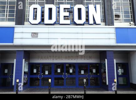 Panneaux à la porte d'un cinéma Odéon à South Woodford, Londres, qui a fermé à cause du coronavirus. Lundi, le Premier ministre Boris Johnson a appelé les gens à rester à l'écart des pubs, des clubs et des théâtres, à travailler à domicile si possible et à éviter tous les contacts et les voyages non essentiels afin de réduire l'impact de la pandémie de coronavirus. Banque D'Images