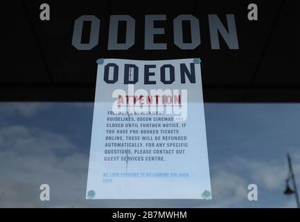 Un panneau à la porte d'un cinéma Odéon à South Woodford, Londres, qui a fermé à cause du coronavirus. Lundi, le Premier ministre Boris Johnson a appelé les gens à rester à l'écart des pubs, des clubs et des théâtres, à travailler à domicile si possible et à éviter tous les contacts et les voyages non essentiels afin de réduire l'impact de la pandémie de coronavirus. Banque D'Images