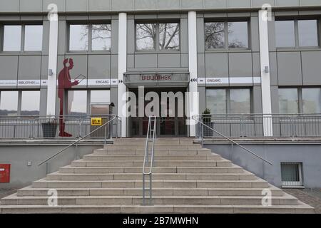 17 mars 2020, Thuringe, Gera: La ville et la bibliothèque régionale de photos sont fermées. Comme mesure de protection contre le coronavirus, toutes les installations sportives et de loisirs de la ville de Thuringe orientale sont fermées. Photo: Bodo Schackow/dpa-Zentralbild/dpa Banque D'Images