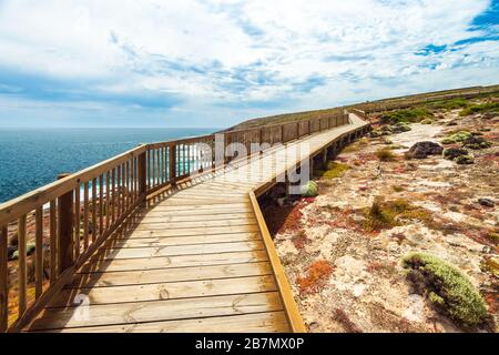 Admirals Arch marchez le long de la côte au Cap du Couedic une journée, Kangaroo Island, Australie méridionale Banque D'Images