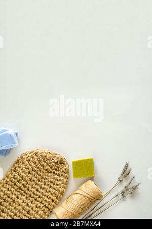 Lavande maison, barres de savon olive et fleurs de lavande sur fond blanc. Ensemble d'articles de soin du corps exempts de plastique et zéro déchet. Banque D'Images