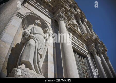 Décoration intérieure de la cathédrale de la Sainte Vierge Marie de Gérone (Catalogne, Espagne). L'architecture médiévale subtile de l'Espagne. Banque D'Images