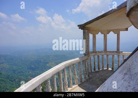 Vue panoramique depuis un balcon pittoresque blanc sur les collines couvertes de forêt tropicale et la jungle. Vue depuis la tour d'Ambulavava. Banque D'Images