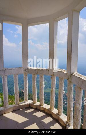 Vue panoramique depuis un balcon pittoresque blanc sur les collines couvertes de forêt tropicale et la jungle. Vue depuis la tour d'Ambulavava. Banque D'Images