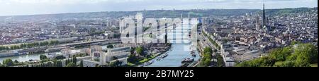 Vue panoramique sur la ville de Rouen, qui se trouve sur les rives de la Seine. Rouen est la capitale de la Normandie et l'une des villes les plus grandes et les plus anciennes. Banque D'Images