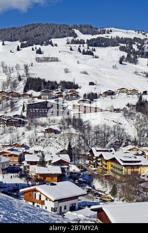 Saalbach, Autriche - 18 février 2013 : personnes, bâtiments et maisons non identifiés dans la station de ski Saalbach-Hinterglemm à Salzbourg Banque D'Images