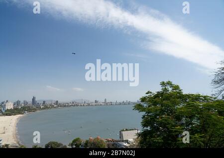 Vue sur Marine Drive et les environs, tourné dans la journée Mumbai, Maharashtra, Inde. Banque D'Images