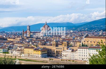 Vue vers le centre et centro storico, de Piazzale Michelangelo, Florence, Italie Banque D'Images