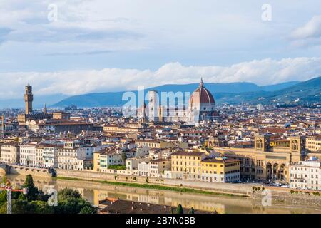 Vue vers le centre et centro storico, de Piazzale Michelangelo, Florence, Italie Banque D'Images