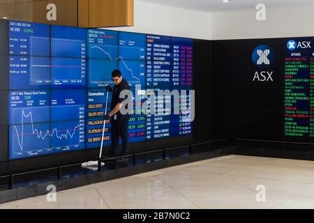 La Bourse australienne des valeurs mobilières dans le quartier central des affaires de Sydney est très vide à la suite de l'éclosion de Coronavirus, avec très peu de moût de bureau Banque D'Images