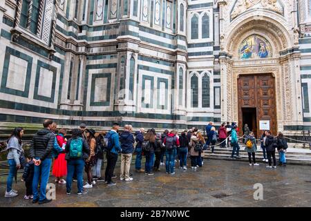 File d'attente pour Duomo, Cattedrale di Santa Maria del Fiore, cathédrale de Florence, Piazza del Duomo, Florence, Italie Banque D'Images