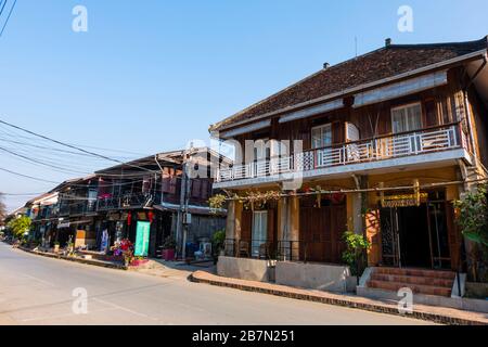 Khem Kong, rue au bord de la rivière, vieille ville, Luang Prabang, Laos Banque D'Images