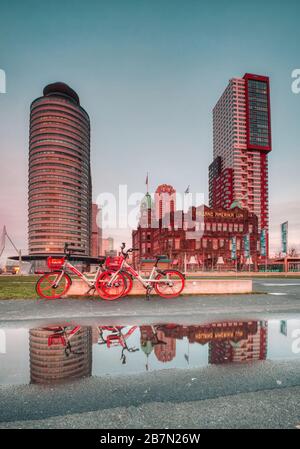 Rotterdam - 12 février 2019 : Rotterdam, Pays-Bas. Hôtel New York. Deux vélos rouges stationnés devant l'hôtel, l'hôtel et les vélos Banque D'Images