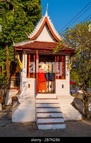 Moine battant un tambour, Wat Sibounheuang, Luang Prabang, Laos Banque D'Images