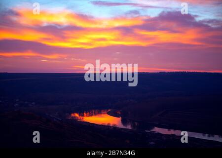 crépuscule avec ciel fantastique et rivière sur la vallée Banque D'Images