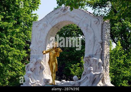 Vienne, Autriche - 24 avril 2011 : le monument de Strauss doré du sculpteur Edmund Hellmer situé dans le parc public de la ville au patrimoine mondial de l UNESCO Banque D'Images