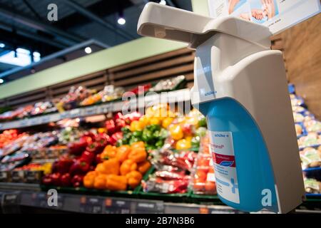 17 mars 2020, Bade-Wuttenberg, Göppingen: Il y a un désinfectant dans la section végétale d'un supermarché. En raison des achats de hamster, de nombreux produits ne sont plus disponibles dans le supermarché. Photo : Tom Weller/dpa Banque D'Images