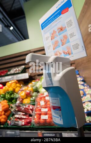 17 mars 2020, Bade-Wuttenberg, Göppingen: Il y a un désinfectant dans la section végétale d'un supermarché. En raison des achats de hamster, de nombreux produits ne sont plus disponibles dans le supermarché. Photo : Tom Weller/dpa Banque D'Images