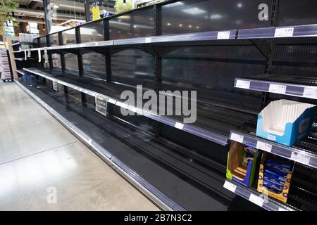 17 mars 2020, Bade-Wuttenberg, Göppingen: Étagères vides dans un supermarché. En raison des achats de hamster, de nombreux produits ne sont plus disponibles dans le supermarché. Photo : Tom Weller/dpa Banque D'Images