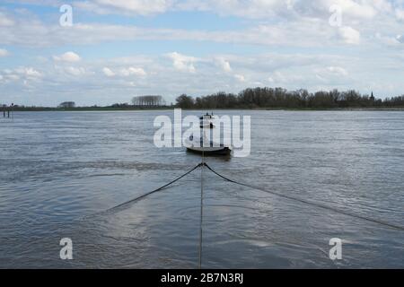 Ferry par câble (gierpont) au-dessus du Rhin entre Wageningen et Opheusden aux Pays-Bas Banque D'Images