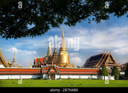 Temple du Bouddha Émeraude Wat Phra Kaew avec stupa doré à Bangkok au coucher du soleil Banque D'Images