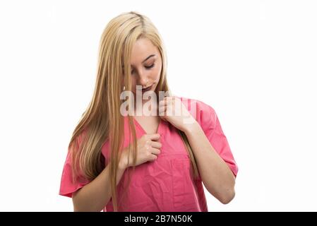 Portrait de la jeune infirmière féminine mignonne organisant son gommage isolé sur fond blanc avec espace de copie zone publicitaire Banque D'Images