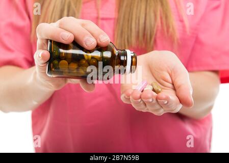 Gros plan du médecin de la femme portant des gommages exfoliant flacon de pilules isolé sur fond blanc Banque D'Images