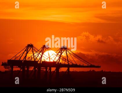 BIRZEBUGGA, MALTE-mai 2: Port de cargaison à Birzebugga, Malte, vue panoramique du port de cargaison tôt le matin du 2 mai 2015, zone industrielle de Malte, industr Banque D'Images