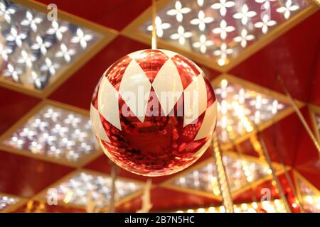 Boule de Noël rouge ornement Banque D'Images