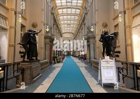 Leipzig, Allemagne. 17 mars 2020. Vue sur le passage désert de Mädlerpassage dans le centre de la ville. Crédit: Sebastian Willnow/dpa-Zentralbild/dpa/Alay Live News Banque D'Images