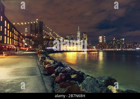 Pont de Brooklyn et Lower Manhattan la nuit. Vue depuis Dumbo Park, New York City, États-Unis Banque D'Images