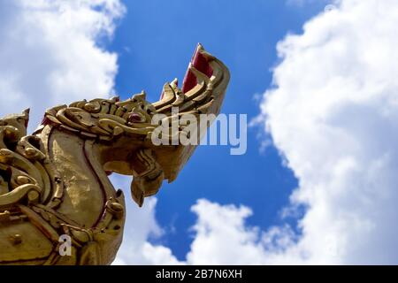 La sculpture de tête de Naga décorent sur le toit du temple thaïlandais Banque D'Images