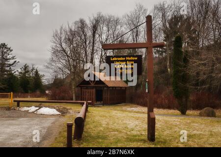 Fabius, New York, États-Unis. 15 mars 2020. Signez à Labrador Hollow unique Area, une région sauvage publique à Truxton / Fabius, NY sur un da d'hiver couvert Banque D'Images